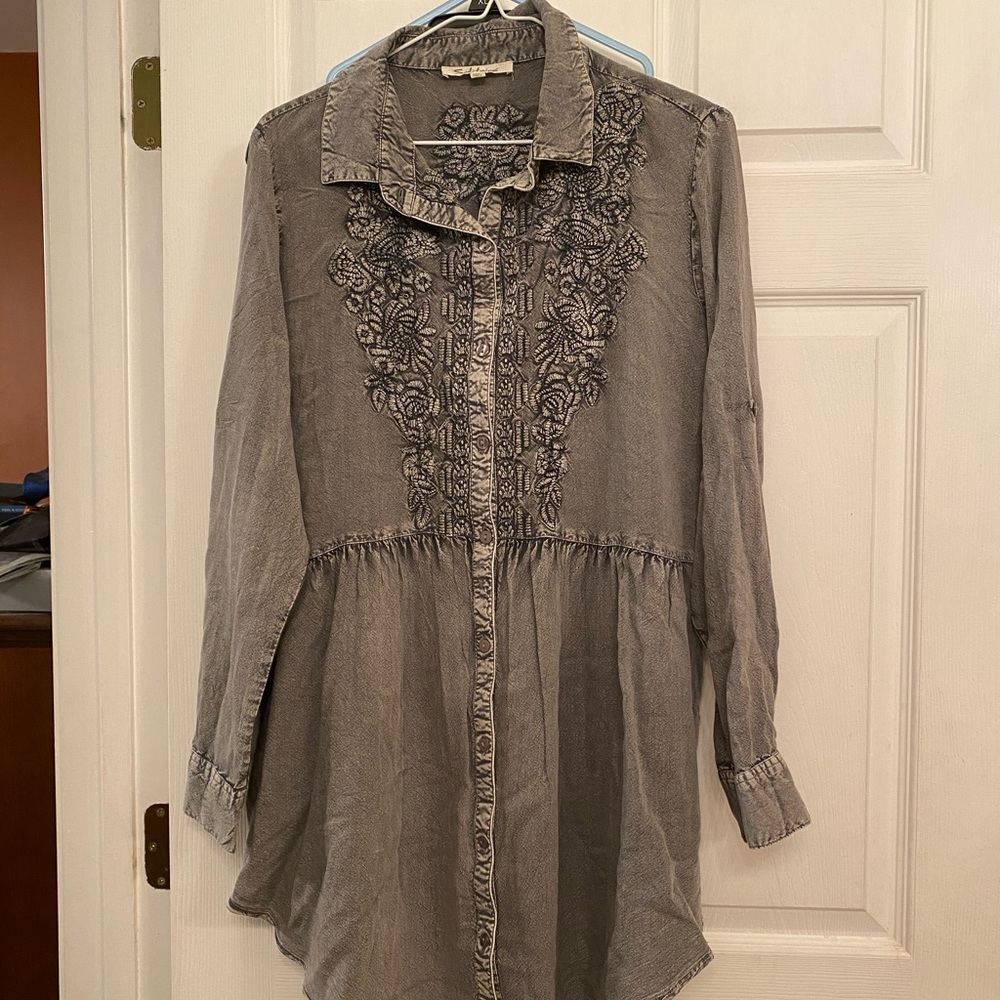 EUC Hi/Low Embroidered Solitaire Tunic in Med